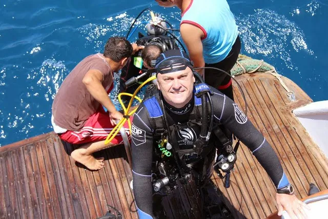 Davide Bastiani, direttore tecnico di Top One Diving, risale in barca dopo un'immersione a Sharm El Naga